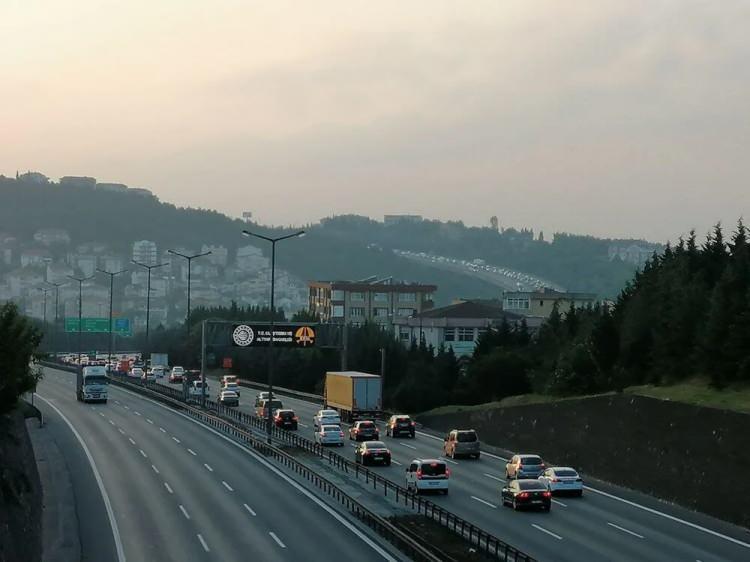 <p>Yola sabah erken saatlerde çıkmayı tercih edin. Sürücü iyi bir gece uykusu uyumalıdır. Bireysel farklılık göstermekle birlikte, ortalama 7-8 saatlik bir gece uykusu gerekli.</p>