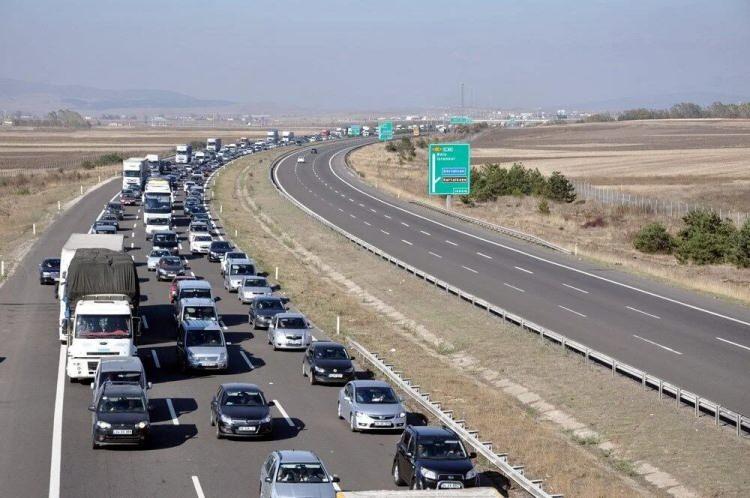 <p>-Önündeki araca çok yaklaşıyor ya da trafik işaretlerini kaçırıyorsa,</p>

<p>-Başını tutmakta zorlanıyorsa,</p>

<p>-Aracı duruş ve kalkışlarla sarsarak kullanıyorsa uyuma tehlikesinin olduğunu bilmelisiniz. Bu belirtileri gösteren sürücülerde ‘göz açık uyuma’ olarak tanımlayabileceğimiz ‘Karayolu Hipnozu’ tehlikesi de bulunmakta.</p>
