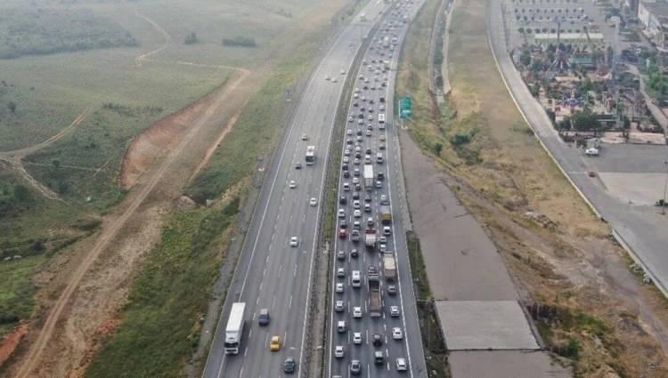 <p>Tatil sebebiyle trafik artıyor ve birçok uzun yol tecrübesi olmayan sürücü şehirlerarası yollara çıkıyor. Bunu unutmayın ve her an karşınızdaki veya yanınızdaki sürücünün hata yapabileceğini düşünerek aracınızı kullanın.</p>