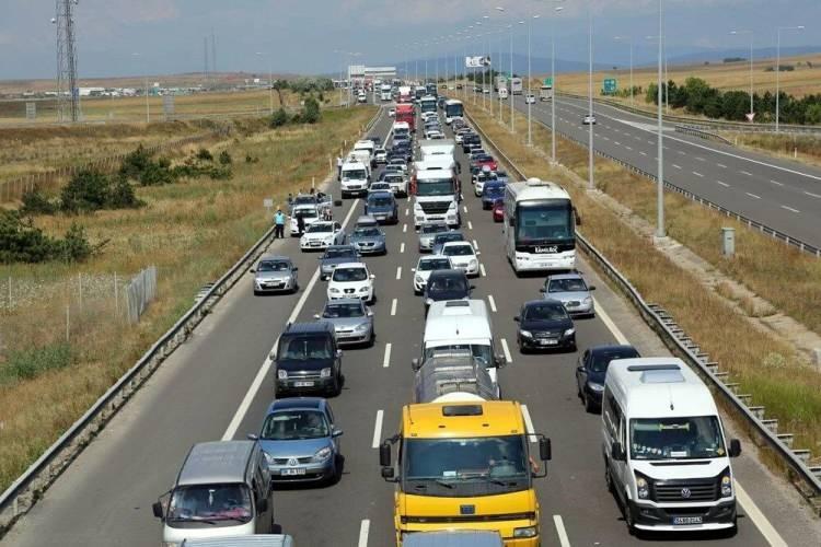 <p><strong>KISA FARLAR GECE GÜNDÜZ AÇIK</strong></p>
<p> </p>
<p>Takip mesafesini koruyun, şehir içinden geçerken hızınızı düşürün. Kısa farlarınızı gece-gündüz açık tutun. Hız limitlerine uyun.<br />
<br />
Emniyet kemerini takın ve araç içindekilere taktırın. Araç içinde dikkatinizi dağıtacak, görüşünüzü kapatacak eşyalar bulundurmayın, tüm eşyaları sabitleyin.</p>