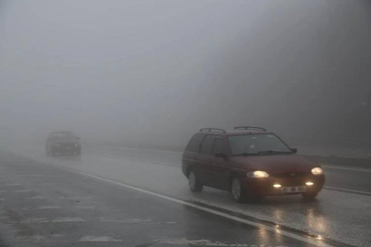 <p><strong>YOĞUN SİSTE &Ouml;NDEKİ ARACI TAKİP ETMEYİN</strong></p>

<p>&nbsp;</p>

<p>Her yıl y&uuml;zlerce kazanın ger&ccedil;ekleştiği Bolu Dağı kesimi gibi yoğun sis alan b&ouml;lgelerde, hızınızı azaltın, yol kenarlarındaki parlayan tabelaları takip ederek yolu okumaya &ouml;zen g&ouml;sterin. Fakat kesinlikle yoğun siste &ouml;ndeki aracı takip etmeyin. Bu t&uuml;r durumlarda &ouml;ndeki aracın yaptığı hatanın bedelini birlikte &ouml;dersiniz.</p>
