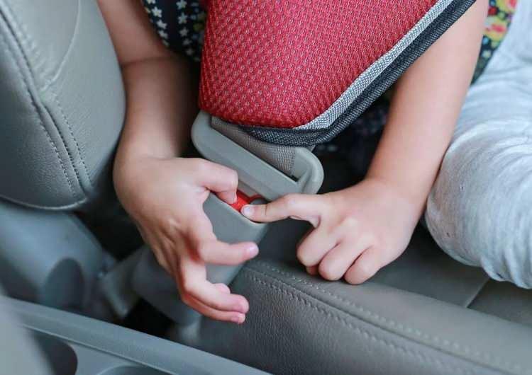 <p>Bebek ve &ccedil;ocukların emniyet kemerlerini bağlarken sizi izlemelerine izin vermeyin, bakışlarını ve dikkatini başka bir yere &ccedil;evirdiği anda kemer tokasını kilitleyin. Aksi takdirde &ccedil;ok zeki olan yeni jenerasyon bebek ve &ccedil;ocuklar kemer tokasının nasıl takılıp &ccedil;ıkartıldığını &ouml;ğrenebiliyor, siz farkında olmadan kemerlerini a&ccedil;abiliyorlar.</p>

<p>&nbsp;</p>
