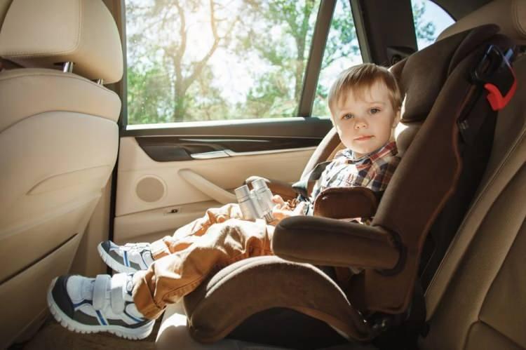 <p>&Ouml;zellikle koltuk ve kemer ilişkisine yeni başlayan bebek ve &ccedil;ocukların ağlamasının sizi yanlış şeylere itmesine izin vermeyin! &Ouml;rneğin; ağladığı i&ccedil;in hi&ccedil;bir bebeği seyahat esnasında kucağınıza almayın. Unutmayın; kaza esnasında kendi bebeğini koruma i&ccedil; g&uuml;d&uuml;s&uuml;yle sarılarak-sıkarak &ouml;ld&uuml;ren anne sayısı &ccedil;ok fazla! Bu kuralın vazge&ccedil;ilemez olduğunu ilk olarak siz kabul edin, esnemeyin!</p>
