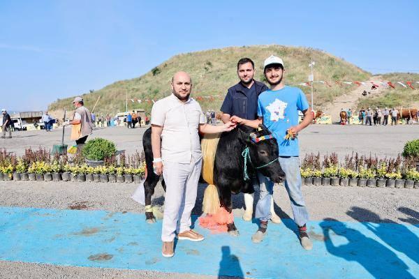 <p>Yarışma kapsamında Çankırı’dan gelen 1 ton 30 kilo ağırlığındaki ‘Ilgaz’ isimli kurbanlık birinci, Tokat’tan gelen 1 ton 40 kilo ağırlığındaki ‘Yakışıklı’ isimli kurbanlık ikinci, Ordu’dan gelen 1 ton 5 kiloluk ‘Reis’ isimli kurbanlık ise üçüncü oldu. </p>