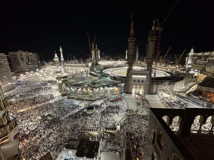 <p>Bu arada kara yolu ile de bazı körfez ülkeleri Suudi Arabistan’a kolaylıkla ulaşabiliyor. Bu ülkelerin hepsine de hac vizesi uygulanıyor. Suudi Arabistan bu yıl sistemleri düzenli olan, aralarında Türkiye’nin de bulunduğu 5 ülkeye kendi memleketlerinden uçağa binerken vize kontrolü yaparak, Cidde Havalimanı’nda hiç bekletmeden çıkış yapmalarını sağlıyor. Suudi Arabistan her bir hacı adayı için Türkiye’den 5 bin 100 riyal ayakbastı, Arafat servis gibi bazı hizmetlerin bedelini tahsil ediyor.</p>
<p>Türk hacı adayları her ülkeden gelenler gibi Kabe’i Muazzama’yı görünce müthiş heyecanlanıyorlar. </p>