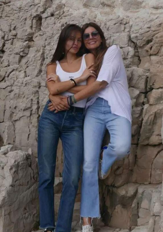 <p><strong>"Hayatımın aşkı"</strong> <strong>notuyla paylaşım yapan dünyanın en güzel kızına yorum ve beğeni yağdı.</strong></p>
