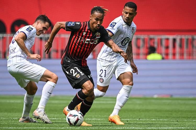 <p>Beşiktaş, Alexis Beka Beka'nın transferi için önemli bir mesafe kaydetti. </p>
<p><br />
Nice'le bedelsiz kiralama teklifi için anlaşılırken siyah-beyazlıların temaslarını sürdürdüğü aktarıldı.<br />
<br />
(FANATİK)</p>