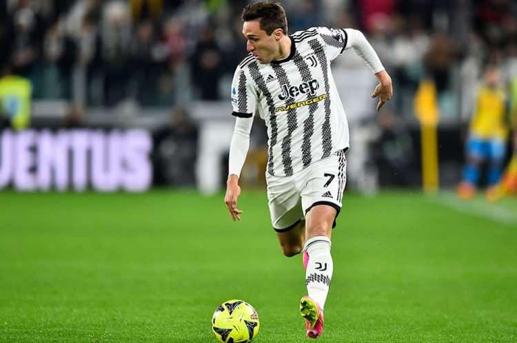 <p>Bayern Münih, Liverpool'un da listesinde yer alan Federico Chiesa'yı kadrosuna katabilir.<br />
<br />
(DAILY EXPRESS)</p>
