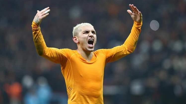 <p>Galatasaray'da adı İtalyan ekipleriyle geçen Lucas Torreira için yeni bir talip daha çıktı.<br />
<br />
İngiliz medyasında yer alan habere göre, Newcastle United'ın da Uruguaylı orta saha oyuncusu ile ilgilendiği öne sürüldü.<br />
<br />
(MİLLİYET)</p>