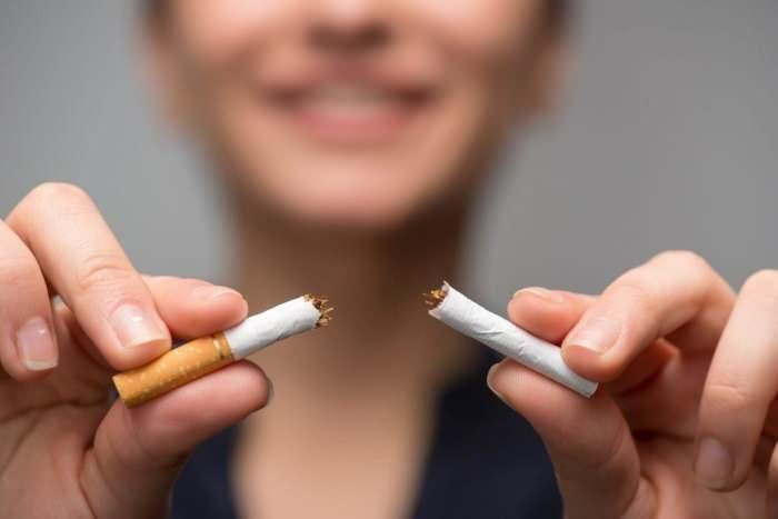 <p><span style="color:#800000"><strong>“Bunlar aslında tütün ürünleri değil. Gliserin içerisine eklenmiş olan nikotin ve esanstan oluşan yağlı bir ürün. Açıkçası bunlar standardize olmadığı için, herkes tarafından kolayca merdiven altında üretilebildiğinden ve bunun yanında içerisindeki kimyasalların yan etkileri bilinmediğinden sigaradan fazla zarara yol açıyor. Sigara bırakmak amacıyla elektronik sigara kullanımının büyük bir hata olduğunu söyleyebiliriz. Sigaranın etkileri nikotin ve yanan yağla beraber alınan o dumanın ciddi yan etkilere neden olabileceğini söyleyebiliriz. </strong></span></p> 