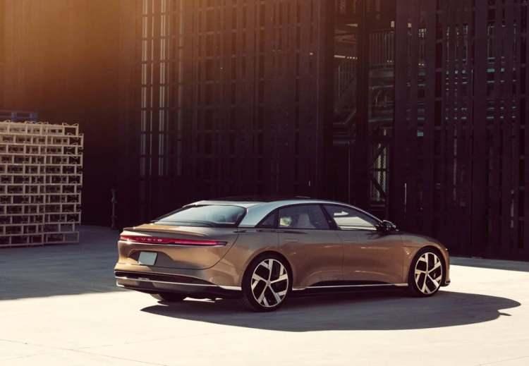 <p>Lucid Air'in bir başka iddialı olduğu konu ise menzil ve şarj süreleri. Modelin giriş seviyesi 480 beygirlik Pure versiyonu  660 kilometre menzil sunuyor.  <br />
<br />
 </p>
