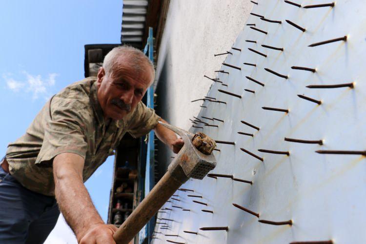 <p>“BU SİSTEMİ YAPAN KURTARIYOR”</p>

<p>Yaylada ilk kendisinin yaptığı uygulamanın ayıları engellemesinin ardından birçok vatandaşın benzer şekilde uygulama yapmaya başladığını belirten Özcan, “Bu işi ben icat ettim. </p>
