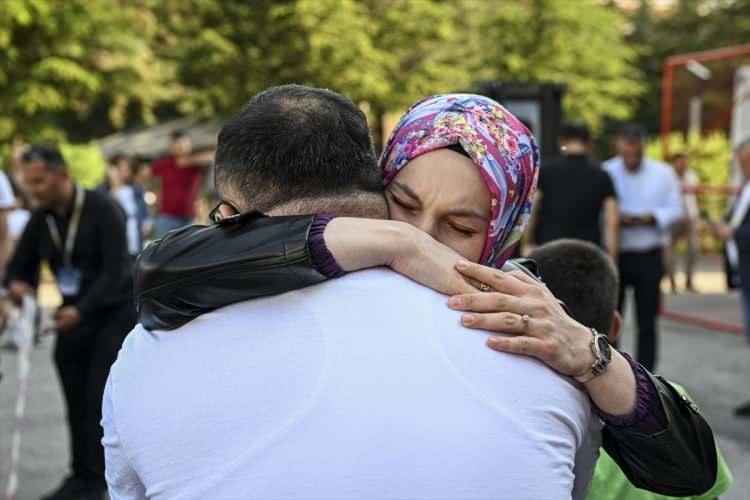 <p>Ailelerin de sınavda görev alan yakınlarını sabırla beklediğine vurgu yapan Bayram Ali Ersoy, "Bir görevlimiz, dede olacağını burada ilk defa öğrendi. Çok mutlu ve duygusal anları görünce ben de ağladım, açık konuşayım. Burada görevli arkadaşların 45 gün boyunca verdiği emeklerin karşılığını görmek, benim için mutluluk verici. İnşallah nice nice YKS`ler bu şekilde sorunsuz ve güzel şekilde sonuçlanır." dedi.</p>