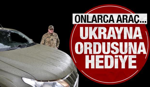 <p>İngiliz çiftçiler, 23 adet SUV model aracı ve çok sayıda araba tekerleğini Ukrayna'nın Lviv kentinde Ukrayna ordusuna teslim etti. Çiftçiler, Rusya-Ukrayna savaşı başlangıcından bu yana Ukrayna ordusunun ihtiyaçlarının giderilmesi için yaklaşık 150 araç hediye etti.</p>