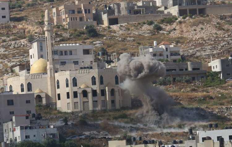 <p>İsrail güçleri, baskına tepki gösteren bölge sakini Filistinli gençlere gerçek mermi, gaz ve ses bombalarıyla müdahale etti.</p>