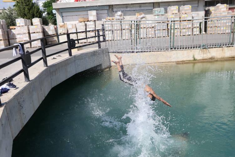 <p>Yaşar Özcan Aytaş ise havanın çok sıcak olduğunu akşamları dahi sulama kanalına girerek yüzdüğünü belirtti.</p>