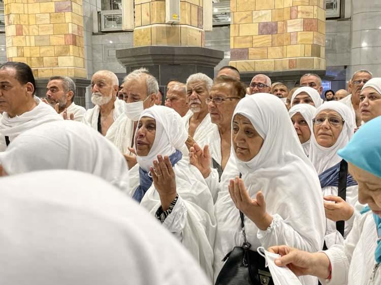 <p>Şanlıurfa’dan gelen bir hacı adayları, “Elhamdülillah Rabbim nasip etti bu sene geldik. Rabbim herkese nasip etsin. Bu sene çok kalabalık. Hasretimiz bitti” dedi. Bu sene 2 yıldır uygulanan 65 yaş sınırının kalkması ile gelen hacı profilinin de yaşlandığı görülüyor.</p>

