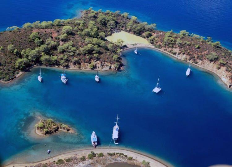 <p>Muğla iline baktığımız zaman ülkemizde yer alan yat limanları ve marinaların toplam 83 yat limanı ve marinanın 53 tanesini ilimizde olduğunu görüyoruz. Marmaris olarak da bu marinaların yüzde 38’ine sahibiz. Marmaris’te mavi yolculuğun dünyadaki en önemli rotasının merkezi konumundayız. Bu yol yine deni turizminde canlılık olacak” dedi.</p>