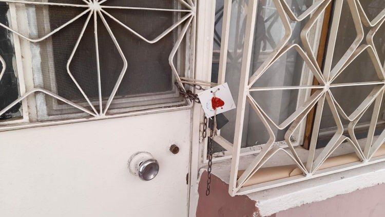 <p>Polis ekipleri ihbarının ardından 18 Haziran Pazar günü Bayraklı ilçesindeki adrese gitti. Ekipler kapıyı açan olmayınca içeri çilingir yardımıyla girdi.</p>