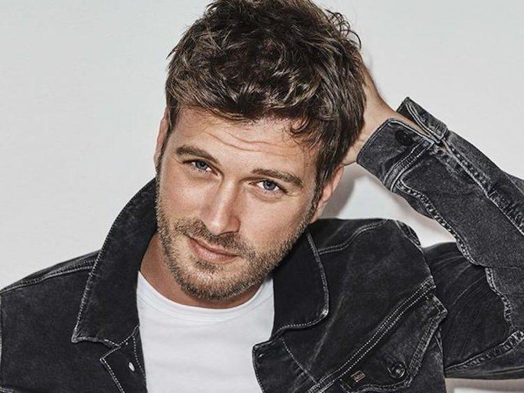 <p><strong><span style="color:#B22222">FOTOĞRAF KARESİNİN GER&Ccedil;EK Y&Uuml;Z&Uuml; ORTAYA &Ccedil;IKTI!</span></strong></p>

<p><strong>Kıvan&ccedil; Tatlıtuğ'un &ccedil;ekildiği g&ouml;rsel sosyal medyada b&uuml;y&uuml;k ilgi g&ouml;r&uuml;rken ger&ccedil;ekler ortaya &ccedil;ıktı</strong></p>
