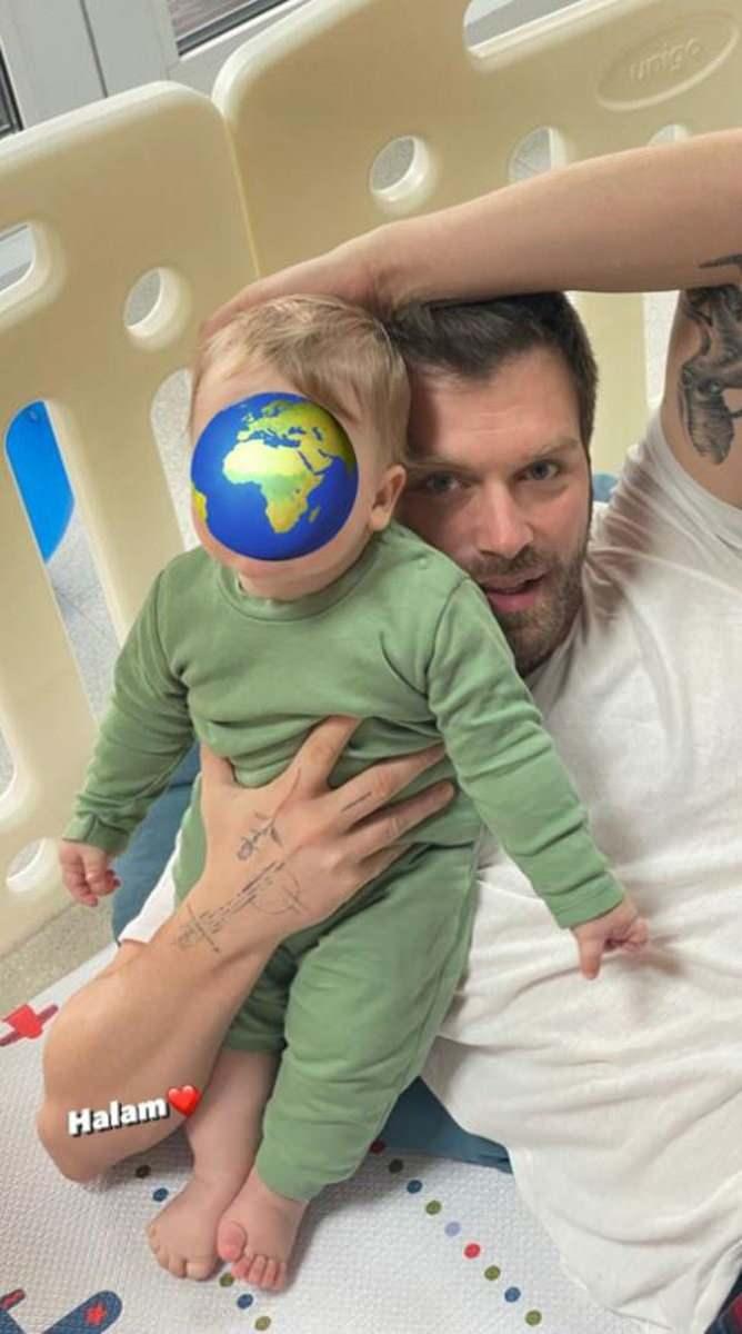 <p><strong>Tatlıtuğ şimdi de sosyal medya hesabı &uuml;zerinde paylaştığı fotoğrafla kafaları karıştırdı.</strong></p>
