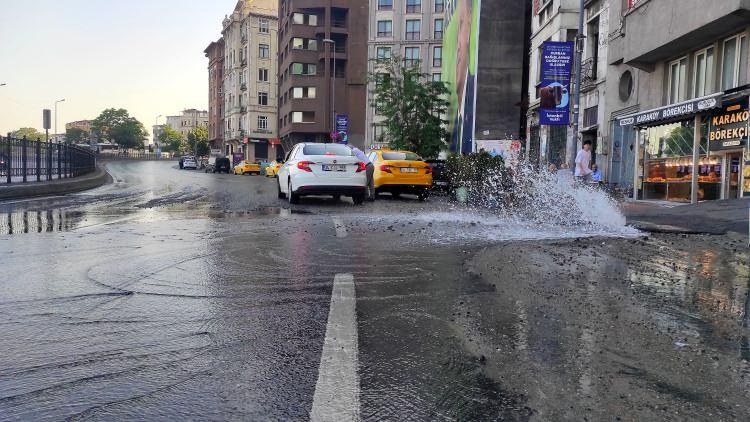 <p>Çevredekilerin ihbarına rağmen henüz olay yerine gelen olmadı. Yaklaşık 5 saattir akan su nedeniyle yol su içinde kaldı.</p>