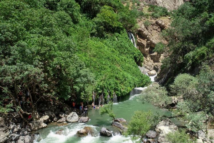 <p>Yeşilliklerle kaplı kayaların arasından süzülen Kaval Şelalesi'nin çevresinde doğa yürüyüşü yapan ziyaretçiler, suyun döküldüğü alanda yüzerek keyifli anlar yaşadı.</p>
