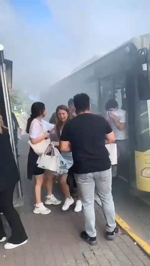 <p>Yanan otobüsün söndürülmesinin ardından trafik akışı normale döndü. </p>
<p> </p>