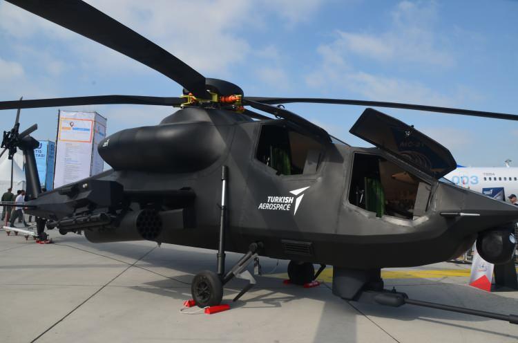 <p>Ağır sınıf taarruz helikopteri ATAK-2'ye ilişkin değerlendirmelerde bulunan Kotil, 1200 kilogram faydalı yük kapasitesi dolayısıyla daha fazla elektronik harp donanımı kullanabileceklerini, ATAK helikopteri 8 kilometreden hedefe angaje olabilirken ATAK-2'de bu mesafenin 20 kilometreye çıkacağını belirtti.</p>
