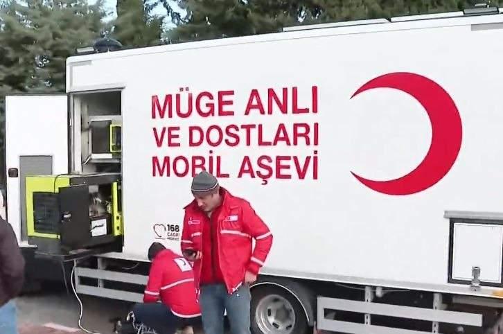 <p><span style="color:#000000"><strong>Müge Anlı ve Dostları Mobil Aşevleri araçları önceki gün Türkiye'nin birçok bölgesinde sıcak yemek dağıtmak amacıyla harekete koyuldu. Müge Anlı'nın start vermesiyle konvoy şeklinde yola koyulan araçlar, Giresun, Iğdır, Şanlıurfa, Şırnak, Tunceli, Samsun'a gidecek.</strong></span></p>