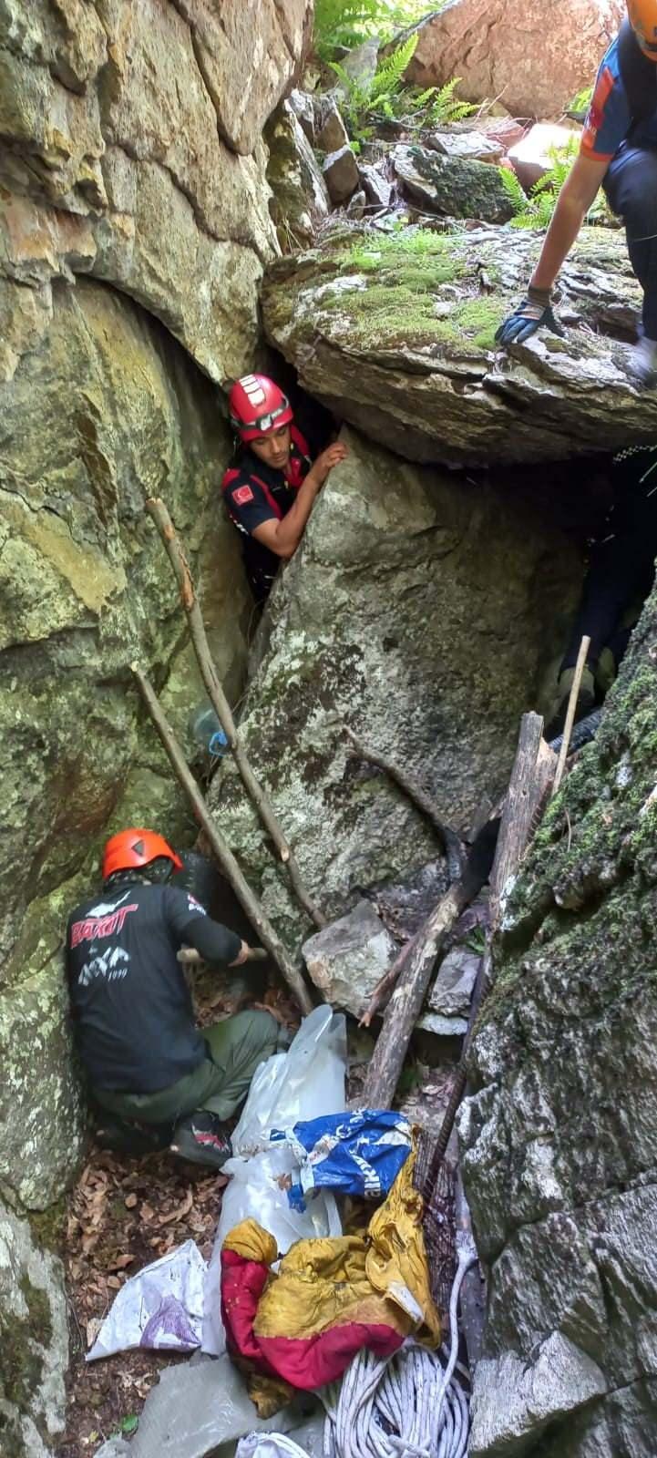 <p>Uludağ'da uçurumun alt tarafında sarp kayalıklarla çevrili ormanın içinde kalan mağaraya ulaşan ekipler 2 ayrı girişin olduğunu belirledi. İçeriye giren arama kurtarama ekipleri mağara içerisinde buldukları erkek kıyafetleri ile bir adet kazma, kürek, levye, ip ve palanga takımı ve eski kıyafetlere incelenmek üzere el koydu. </p>