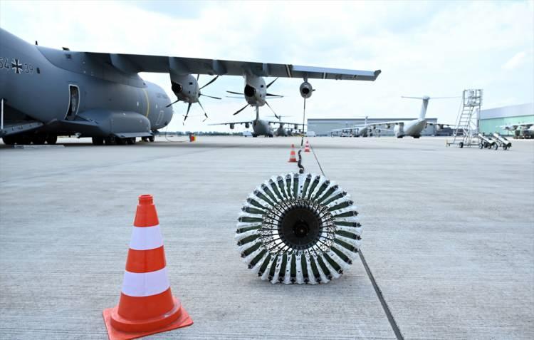 <p>Wunstorf'taki üste Air Defender 2023 tatbikatı boyunca A400M, C-70, C-130 nakliye uçakları gibi yaklaşık 50 uçak bulunduruldu. Tatbikatta yaklaşık 500'ü Amerikalı, bir kısmı Rumen ve Macar olmak üzere 2 bin 200 personel görev yaptı.</p>