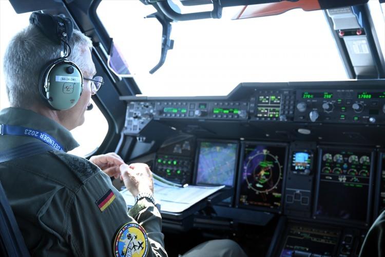 <p>Tanker uçaktan uzatılan hortum, Tornado'ya kenetlendi. Bu sayede savaş uçağının yakıt tankına ikmal yapıldı. Binlerce metre yükseklikteki ikmal, birkaç dakika içinde tamamlandı.</p>
