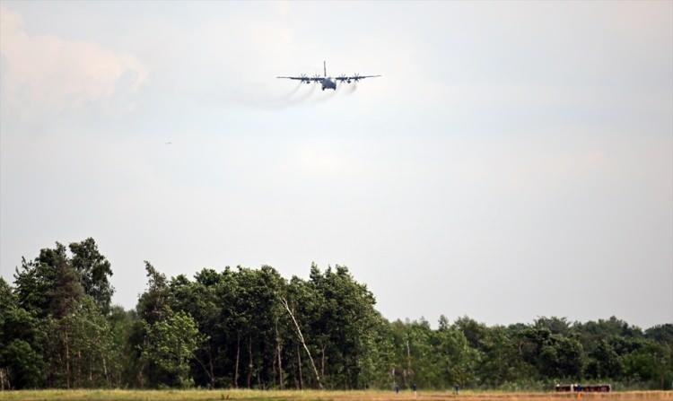 <p>NATO'nun 5. maddesi, herhangi bir müttefik ülkeye yapılan saldırının, tüm müttefiklere yapılmış sayılmasını, NATO ülkelerinin bireysel veya diğerleriyle birlikte saldırıya karşılık verebileceğini öngörüyor.</p>
