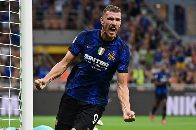 <p>Edin Dzeko, Bosna Hersek Milli Takımı'nın maçlarının ardından İstanbul'a gelecek.<br />
<br />
 Golcü oyuncunun 2 yıllık sözleşmeye imza atacağı kaydedildi.<br />
<br />
(SABAH)<br />
<br />
Ayrıca İtalyan basınında yer alan haberlere göre Dzeko, Fenerbahçe'den bonuslarla beraber yıllık 4.5 milyon euro kazanacak.<br />
<br />
37 yaşındaki futbolcuya 5 milyon euro da imza parası verileceği yazıldı.</p>
