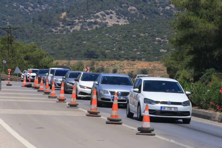 <p>Bodrum'a giriş yapmak isteyen tatilciler nedeniyle Torba ve Yokuşbaşı Caddesi ile ilçedeki ara yollarda da uzun araç kuyrukları meydana geldi.</p>