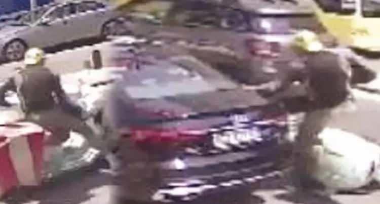 <p><strong>&Uuml;nl&uuml; isim hasar g&ouml;ren motorunu kaza yerinde bırakarak bir arkadaşıyla hastaneye gitti.</strong></p>
