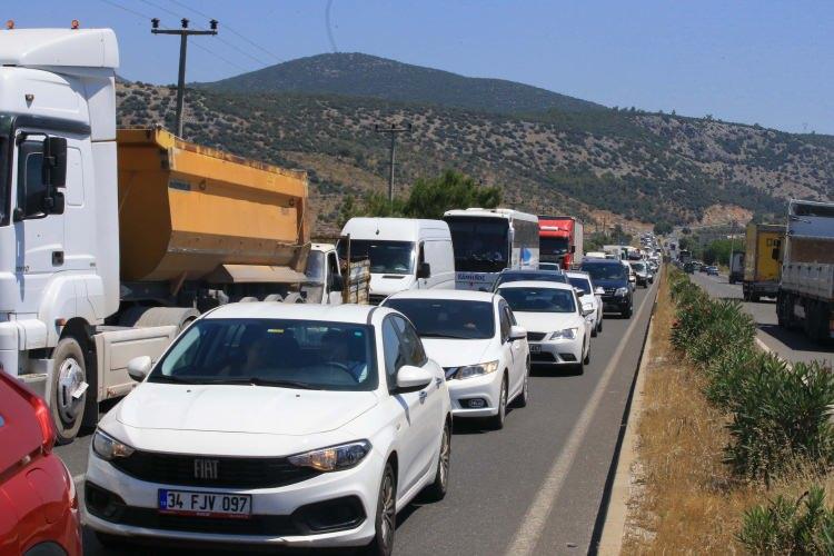 <p>Marmaris'te de yoğunluk sürüyor</p>
<p>Marmaris'te ise ilçe girişinde görülen trafik yoğunluğu, Datça yolu boyunca sürüyor. Emniyet ve jandarma ekipleri, kontrol noktalarında tatilcilere uyarı broşürleri verdi.</p>