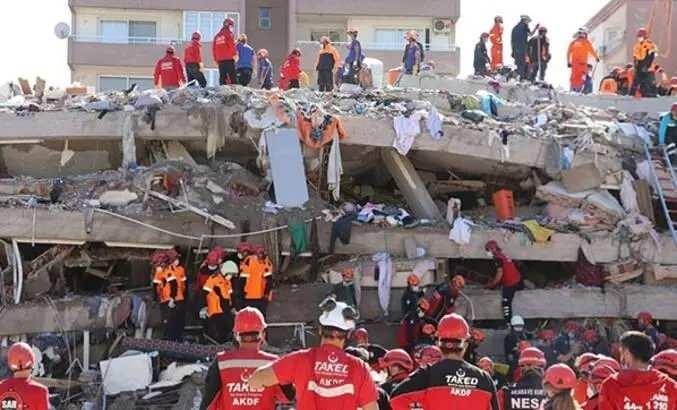 <p>İzmir Büyükşehir Belediyesi Uzundere’de mülkiyeti kendisine ait konutlara yerleştirdiği 224 depremzedeye oturdukları daireleri boşaltmaları için Kurban Bayramı’na sayılı gün kala tebligat gönderdi. </p>
