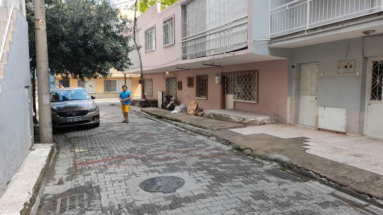 <p><strong>BAKICILIK YAPIYORDU</strong></p>
<p>Anne Hanymova ile kızlarının Türkiye'ye 2019 yılında geldikleri, İzmir'de bakıcılık yaptıkları öğrenildi.</p>
<p>Cesedi bulunanlardan Ruslan Kerimov'un ise Leyla Geldiyarova'nın erkek arkadaşı olduğu, şüpheli S.M'nin de bu kişilerle aynı evde yaşadığı öğrenildi.</p>