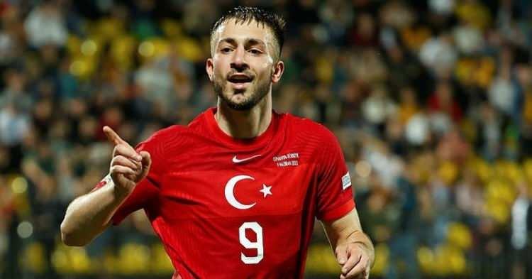 <p>Beşiktaş, daha önce Süper Lig'de Galatasaray forması giyen Halil Dervişoğlu ile anlaştı.<br />
<br />
Siyah-beyazlılar Brentford'la görüşmelerine devam ediyor.<br />
​<br />
(AKŞAM)</p>
