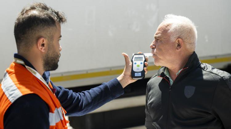 <p>Nakil araçları, süreç boyunca özel yazılımlı araç takip sistemi ile GPS üzerinden izlendi. Yola çıkmadan önce bir kez daha trafik muayenesinden geçirilen nakil araçlarını kullanan sürücülere de alkol muayenesi yapıldı.<br />
</p>