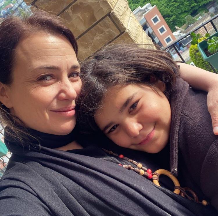 <p><span style="color:#FF0000"><strong>"KIZIMI KORUMAK İÇİN HER ŞEYİ GÖZE ALMAK ZORUNDAYIM"</strong></span></p>

<p><span style="color:#000000"><strong>Kızının yer aldığı videoyu kendi sosyal medya hesabından paylaşan Deniz Uğur ise şöyle konuştu:</strong></span></p>

<p><span style="color:#000000"><strong>"Bugün hangi sebepten olduğunu anlamadığım bir şekilde mahkeme kızım hakkındaki tedbir kararını kaldırdı! Çünkü kızıma şiddet uygulayan ve daha bir sürü zararı dokunmuş olan babası, oğlum Poyraz'ın da üzerinde baskı kurarak ona kardeşinin şiddet görmediği yalanını söylettiriyor.</strong></span></p>
