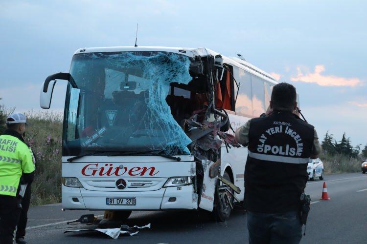 <p>Denizli'nin Çardak ilçesinde tır ile yolcu otobüsünün çarpışması sonucu 2 kişi hayatını kaybetti, 6 kişi yaralandı.</p>
