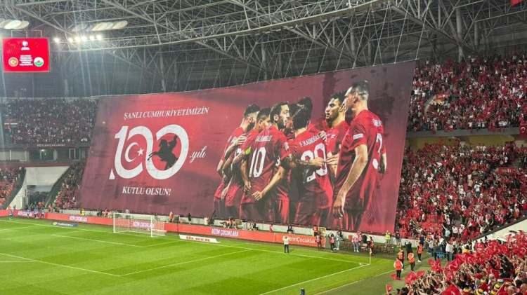 <p>A Milli Futbol Takımı, EURO 2024 Elemeleri D Grubu dördüncü maçında Galler'le karşılaştı.<br />
<br />
27 yıl sonra Samsun'da maça çıkan A Milli Takım'a destek yoğun oldu.</p>