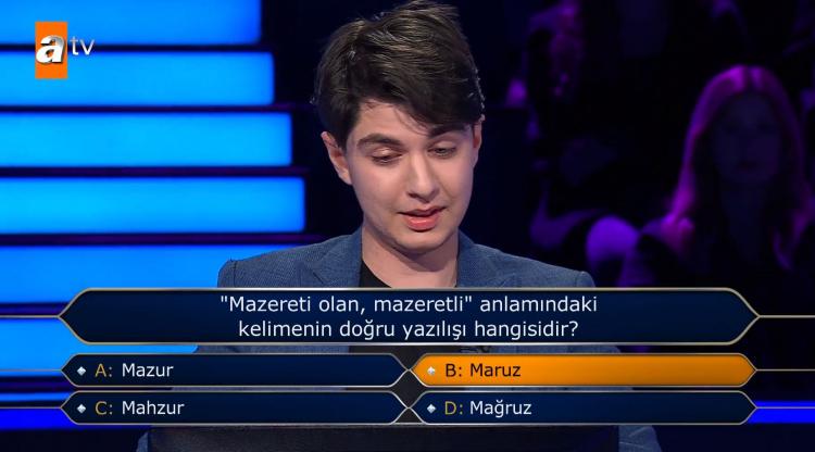 <p><span style="color:#000000"><strong>Babasının karşısına çıkan soru gibi bir soru karşısında şaşkınlık yaşayan yarışmacı, B Şıkkı "Maruz" dedi. </strong></span></p>
