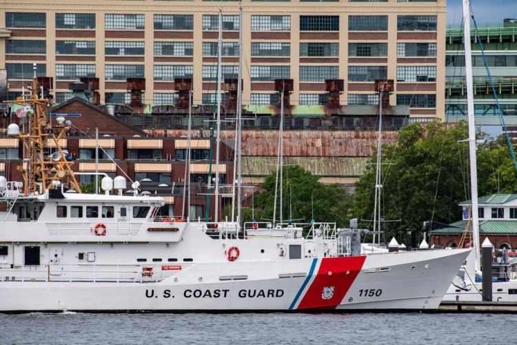 <p>Defalarca uyarılmışlar!</p>
<p>Şirketin eski denizcilik operasyonları direktörü David Lochridge, 2018'de Seattle Bölge Mahkemesinde görülen bir davaya göre, geliştirilmekte olan denizaltının daha fazla test edilmesi gerektiğini ve "aşırı derinliğe" ulaştığında yolcuların tehlikeye girebileceğini belirten bir rapor yazdı.</p>
<p>Lochridge, OceanGate'in seçimlerinin, "yolcuları potansiyel bir aşırı tehlikeye maruz bırakacağını" kaydetti.</p>