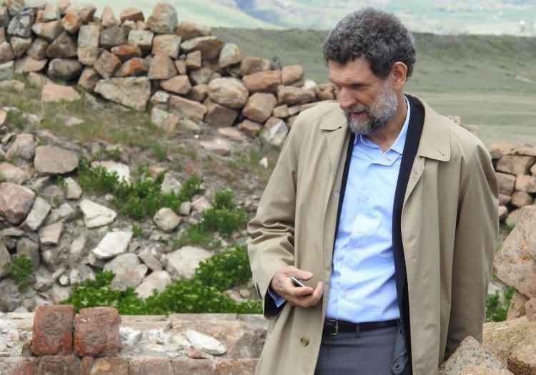 <p><span style="color:#000000"><strong>Kamu kaynaklarının bu amaç için kullanılmış olması beni yadırgatmadı. Beni şaşırtan ve bana üzüntü veren genç sanatçıların bu itibar suikastı projesinde yer almaktan rahatsızlık duymamaları."</strong></span></p>