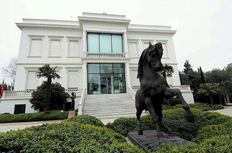 <p><span style="color:#000000"><strong>Hemşirenin işine son verilirken, Türkan Sabancı ailenin avukatları aracılığıyla İstanbul Cumhuriyet Başsavcılığı'na suç duyurusunda bulundu.</strong></span></p>