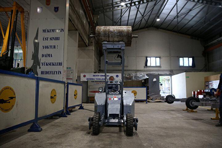 <p>"Seyit Onbaşı bomba yükleme aracında özellikle uzaktan kumandalı bir sistem geliştirdik. Aracımızın yükleme kapasitesi 3 bin poundtur.</p>
<p> </p>
